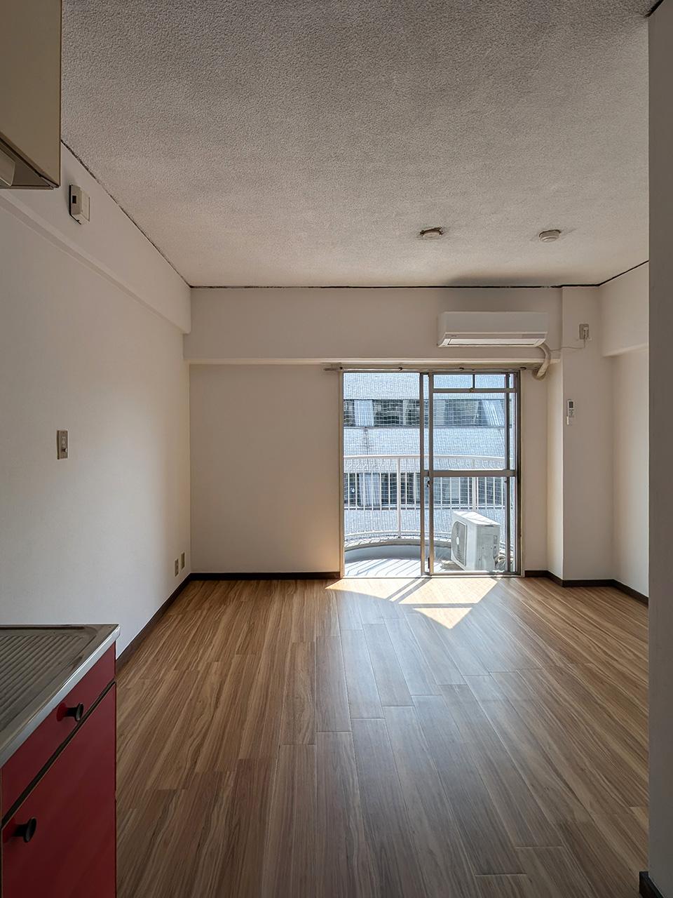 福岡市中央区天神の賃貸物件/意外と奥行がある室内。