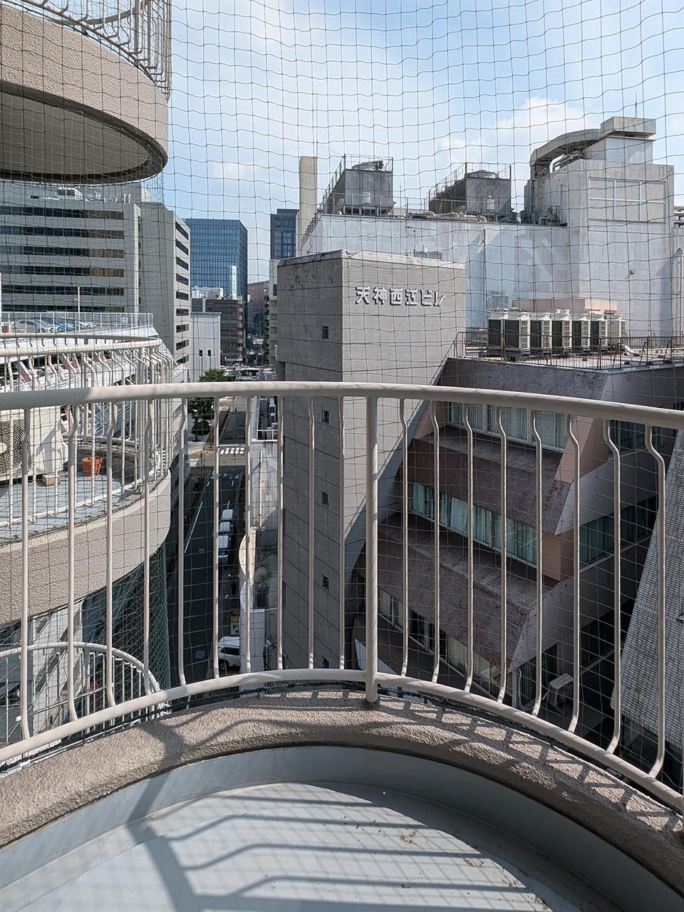 福岡市中央区天神の賃貸物件/両サイドまで見渡せるベランダは素敵ですが、全面にネットが張ってあるのがちょっと残念。