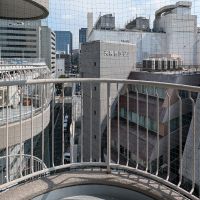 福岡市中央区天神の賃貸物件/両サイドまで見渡せるベランダは素敵ですが、全面にネットが張ってあるのがちょっと残念。