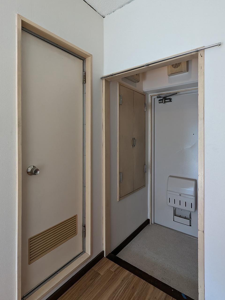 福岡市中央区天神の賃貸物件/レトロなドアと玄関。