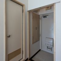 福岡市中央区天神の賃貸物件/レトロなドアと玄関。