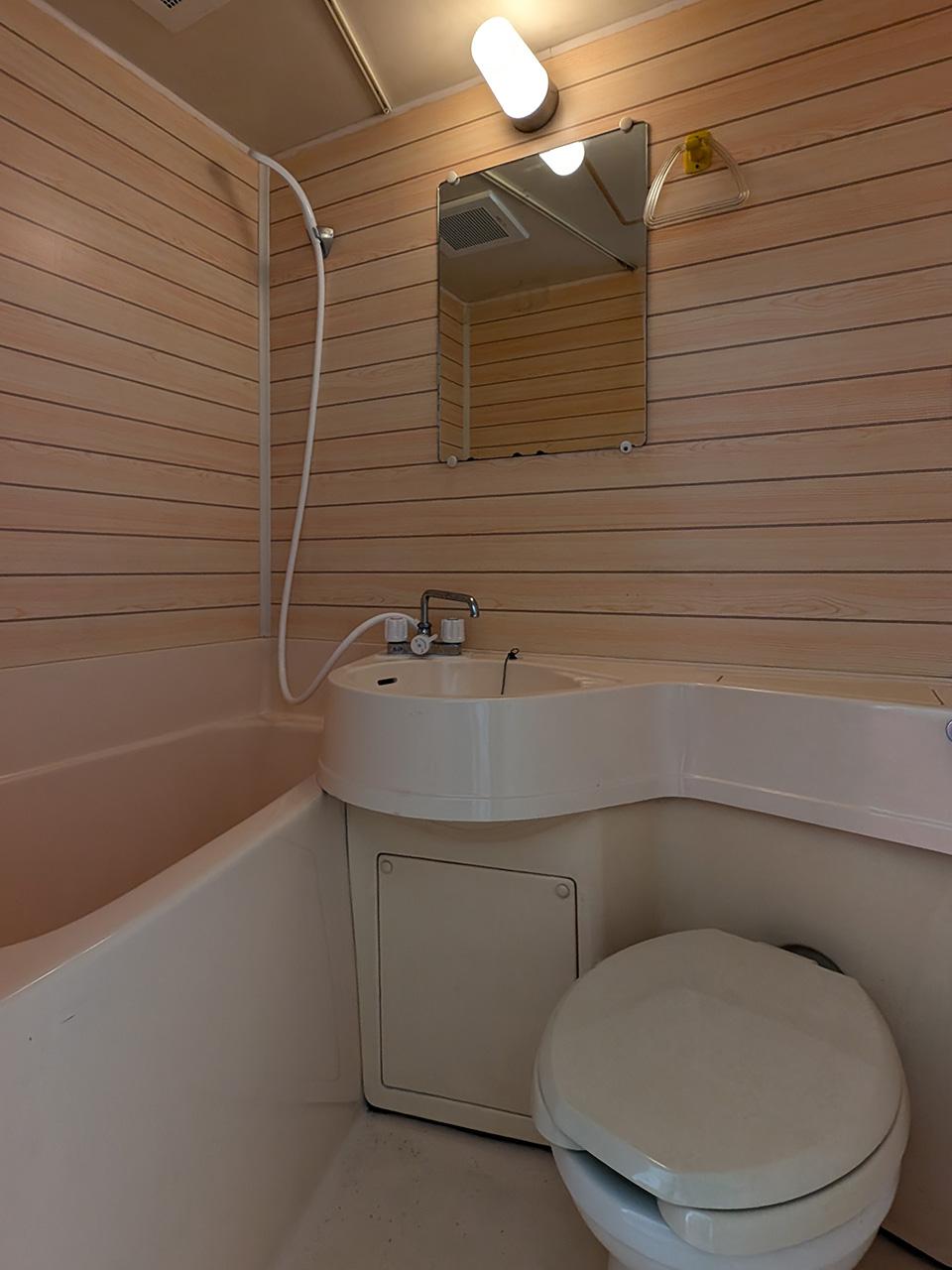 福岡市中央区天神の賃貸物件/コンパクトながら木質の壁で、落ち着いた雰囲気の水回り。