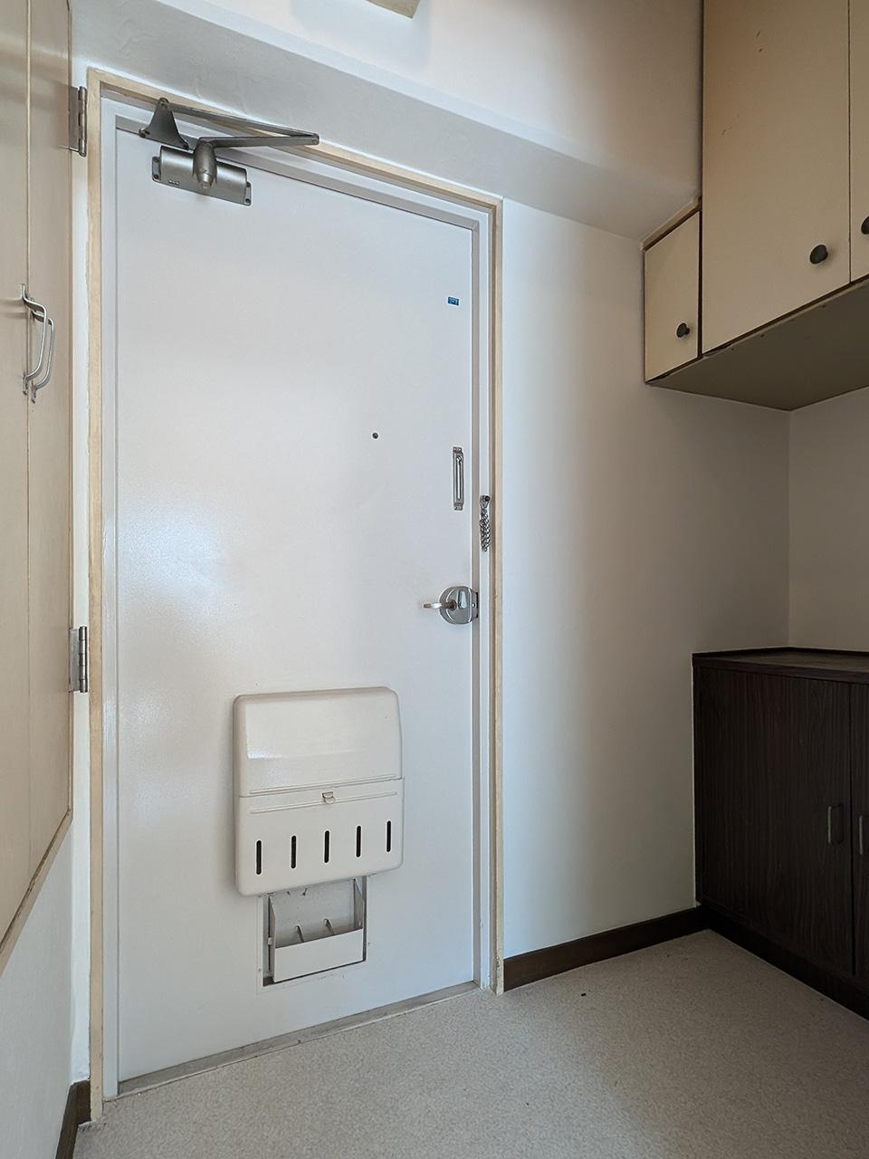 福岡市中央区天神の賃貸物件/玄関周り。左右の白いボックス内は構造の目隠しになっているので、収納としては使えません。