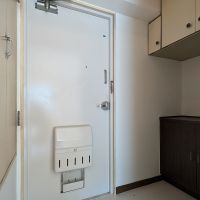 福岡市中央区天神の賃貸物件/玄関周り。左右の白いボックス内は構造の目隠しになっているので、収納としては使えません。