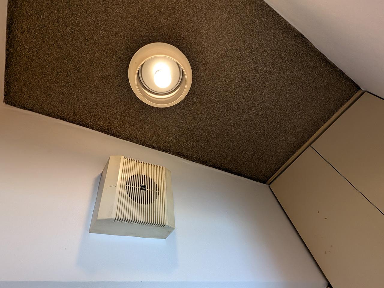 福岡市中央区天神の賃貸物件/玄関の天井もレトロな雰囲気。