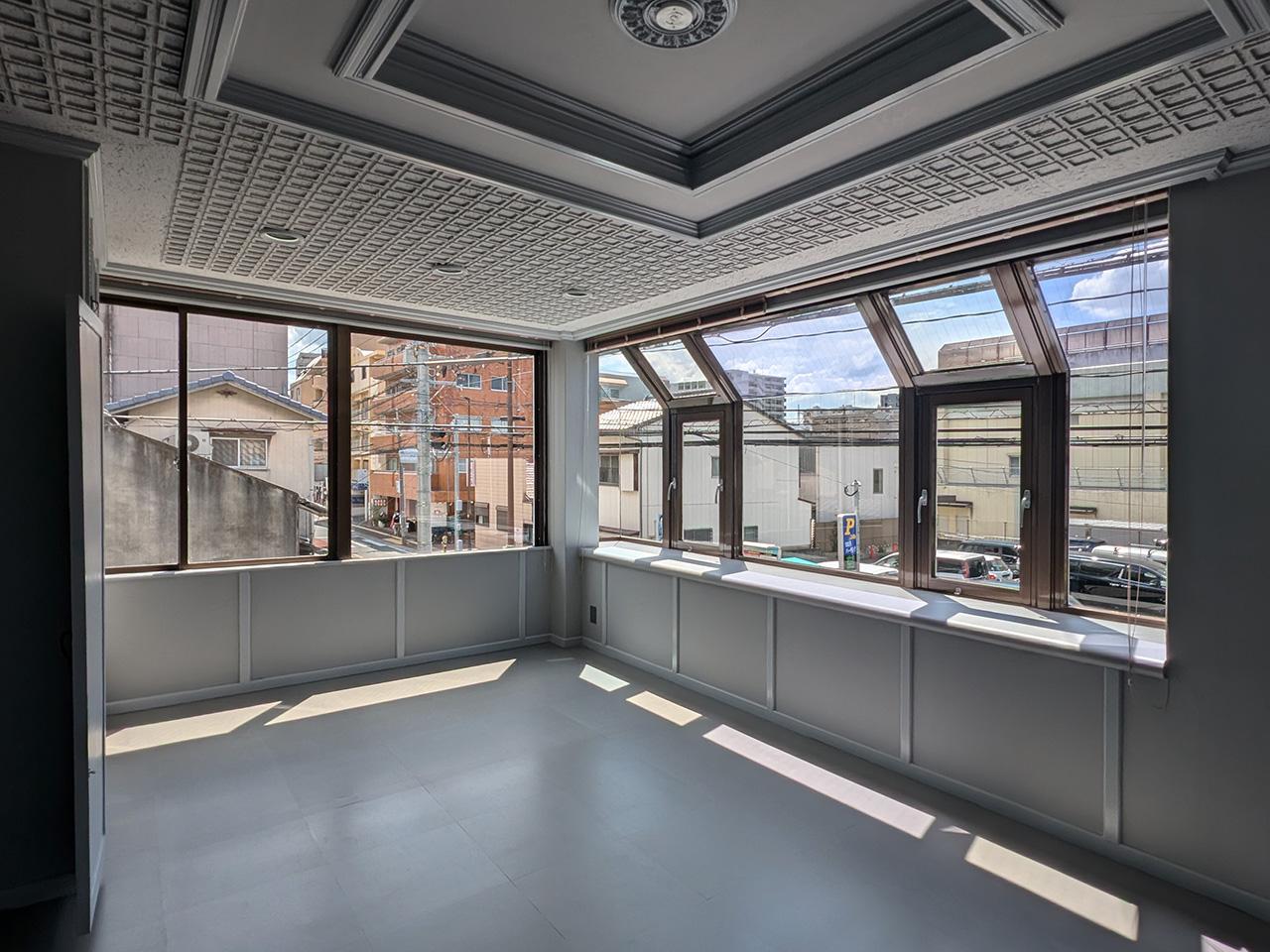 福岡市中央区白金の賃貸物件/クラシカルな天井が印象的。