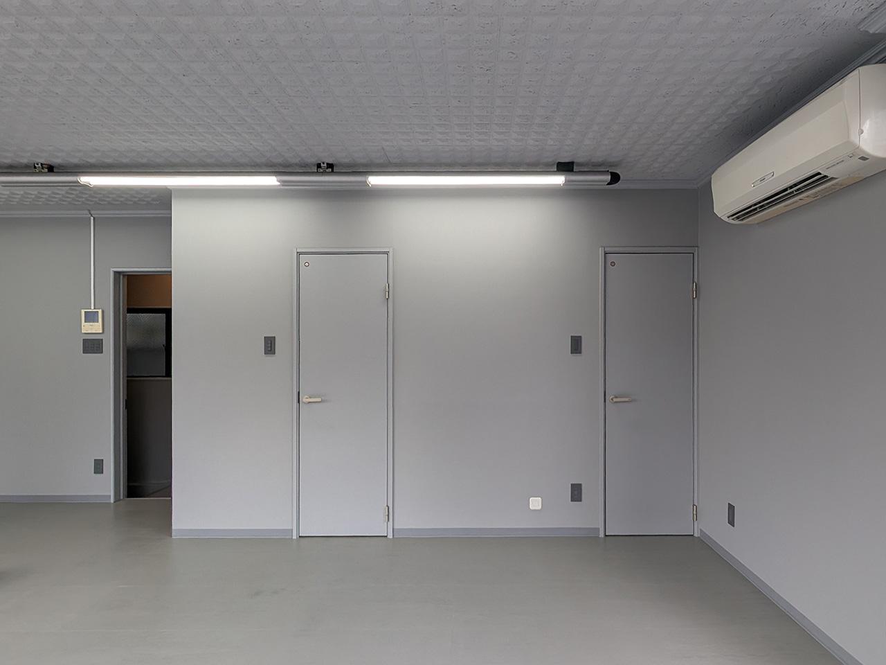 福岡市中央区白金の賃貸物件/水回りへの扉は、壁に溶け込んだニュートラルな仕上がり。