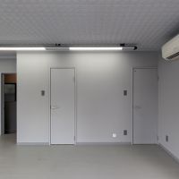 福岡市中央区白金の賃貸物件/水回りへの扉は、壁に溶け込んだニュートラルな仕上がり。