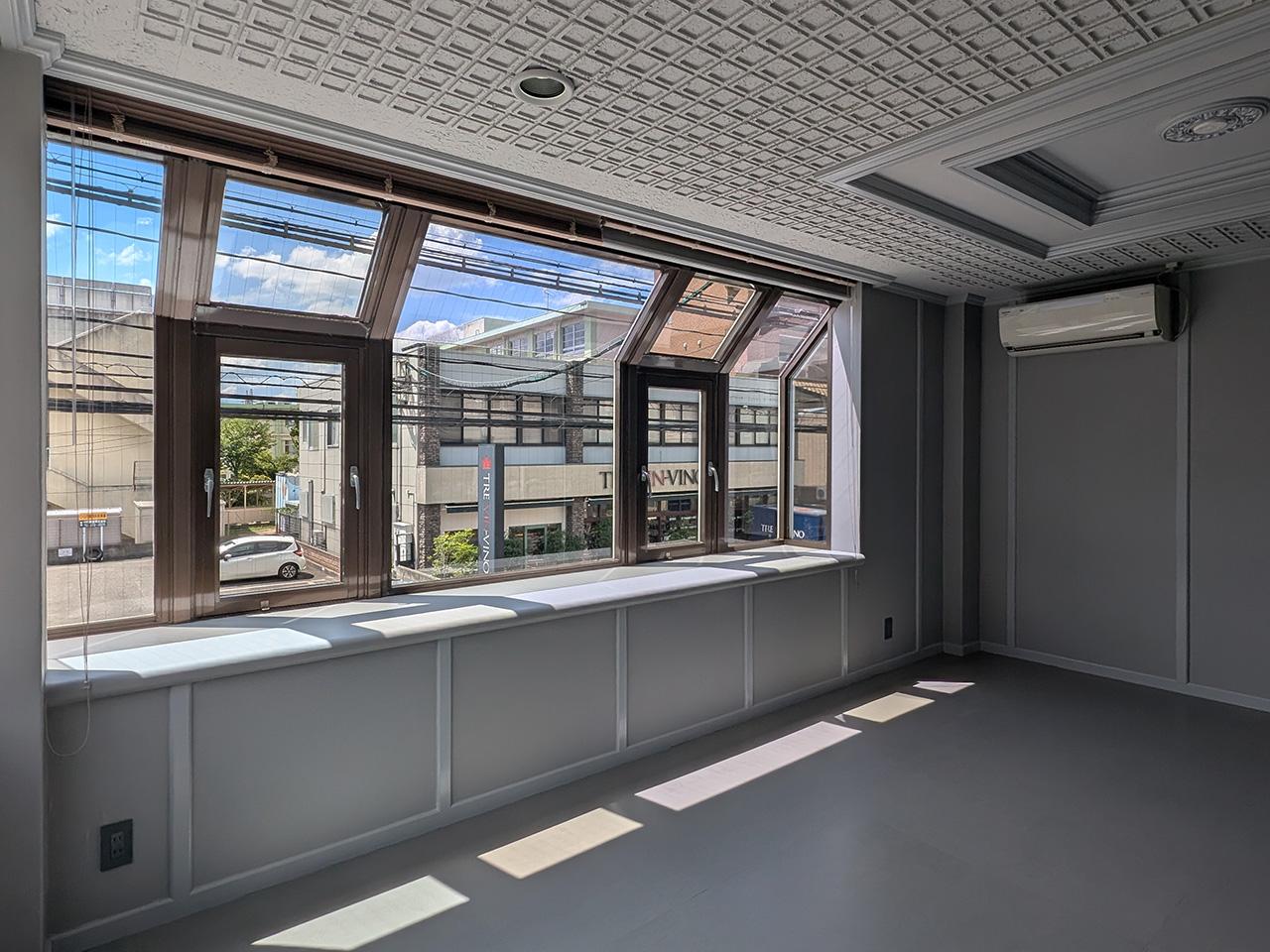 福岡市中央区白金の賃貸物件/知事公舎通りに面したお部屋。特徴的な大きな窓。