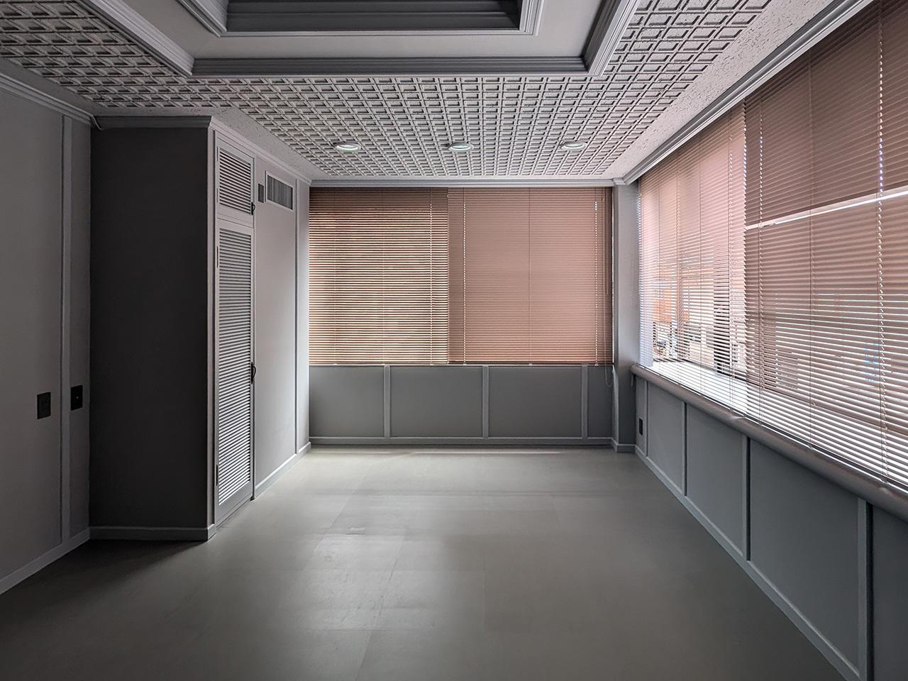 福岡市中央区白金の賃貸物件/こちらのブラインドはスモーキーな色味。向かって左手には収納があります。