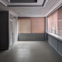 福岡市中央区白金の賃貸物件/こちらのブラインドはスモーキーな色味。向かって左手には収納があります。