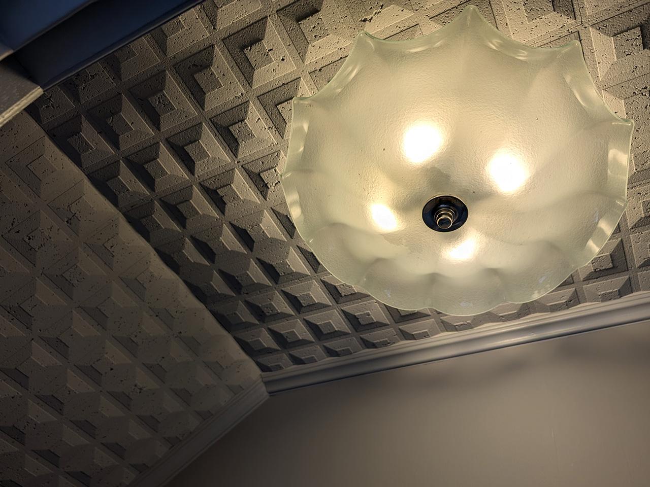 福岡市中央区白金の賃貸物件/階段の照明はザ・クラシック。でもそれがいい味出しています。