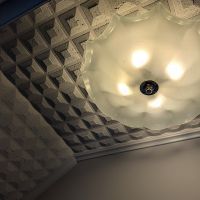 福岡市中央区白金の賃貸物件/階段の照明はザ・クラシック。でもそれがいい味出しています。