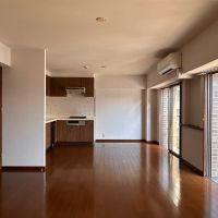 福岡市中央区薬院の賃貸物件/横長のリビング。落ち着いた内装です。
