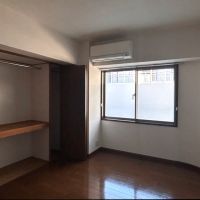 福岡市中央区薬院の賃貸物件/カーブを描いた壁が特徴的な洋室。窓は曇りガラスになっています。