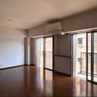 福岡市中央区薬院の賃貸物件/内装はシンプルなので家具は合わせやすそう。
