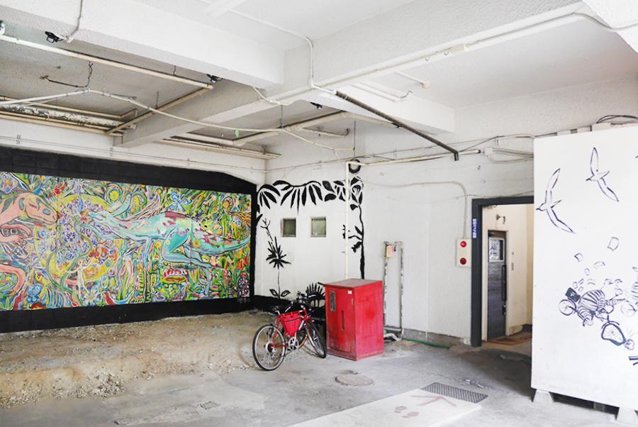 福岡市中央区清川の賃貸物件/テナント区画入り口には、ウォールアートがお出迎え。