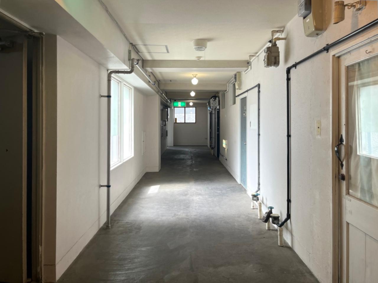 福岡市中央区清川の賃貸物件/テナント区画の共用廊下。雰囲気があります。