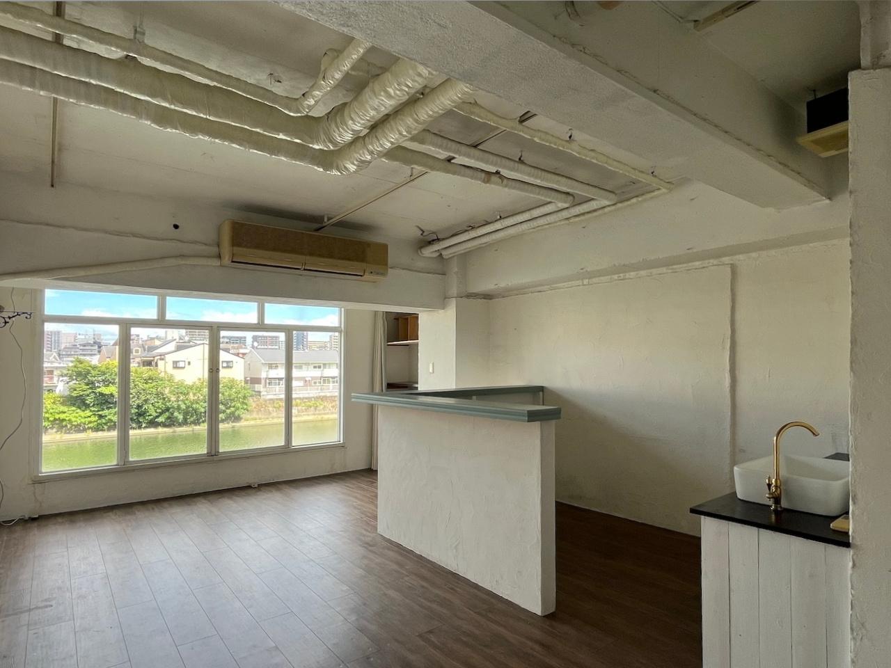 福岡市中央区清川の賃貸物件/天井も配管剥き出し。