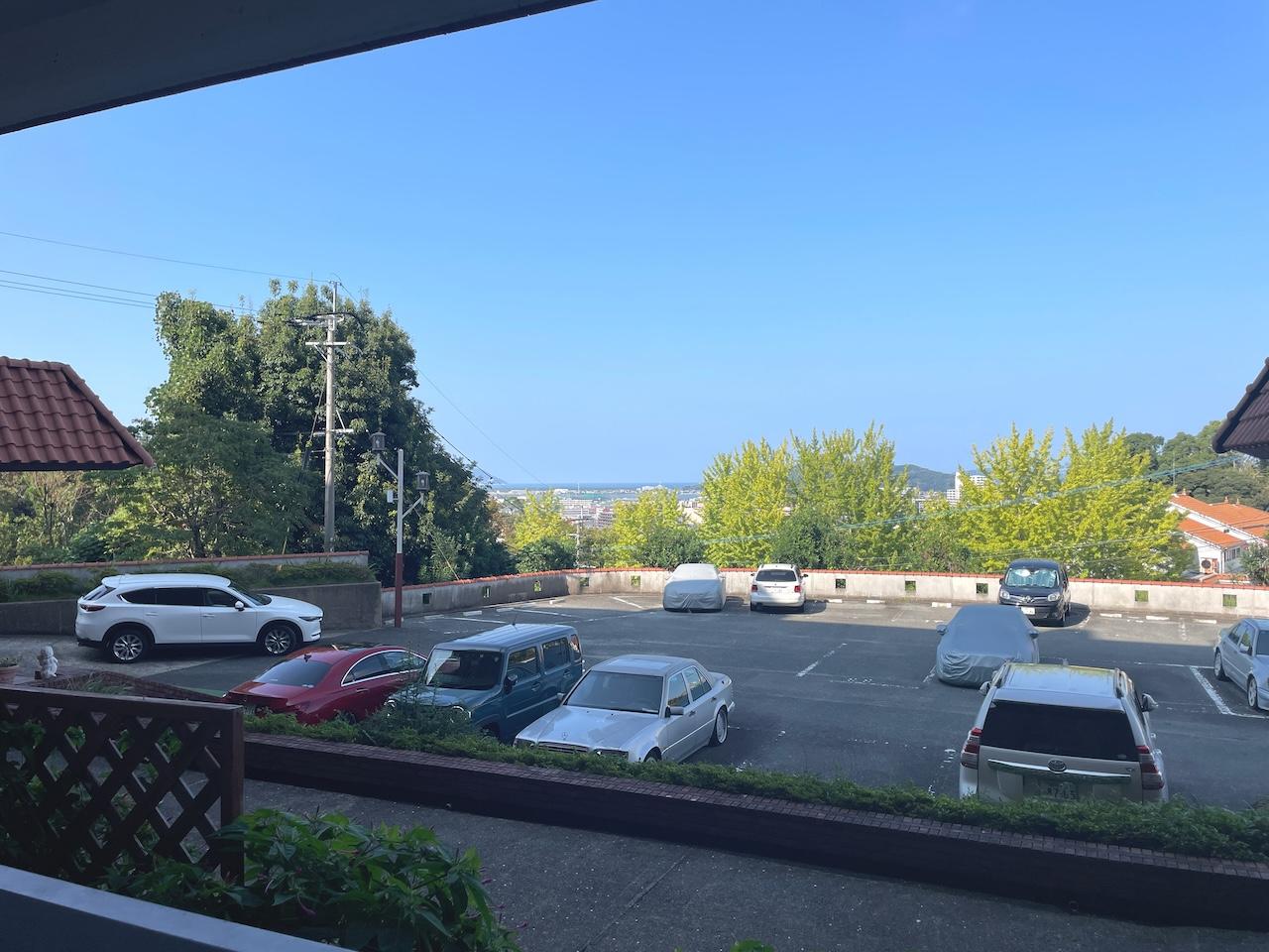 福岡市西区大字徳永の売買物件/和室からの眺望。敷地内駐車場の奥には、ギリギリ海が見えます。