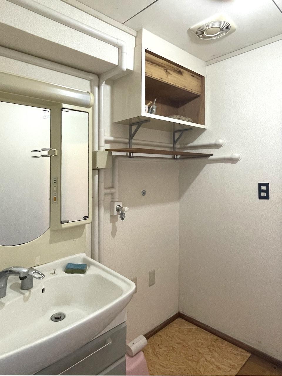 福岡市西区大字徳永の売買物件/洗面所。こちらはリフォームしたほうがよいかも。