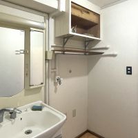 福岡市西区大字徳永の売買物件/洗面所。こちらはリフォームしたほうがよいかも。