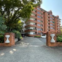 福岡市西区大字徳永の売買物件/敷地内へのゲート。佇まいがもう海外。