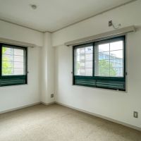 福岡市城南区鳥飼の賃貸物件/トイレ横の洋室。洋室はどちらもカーペットフロアです。