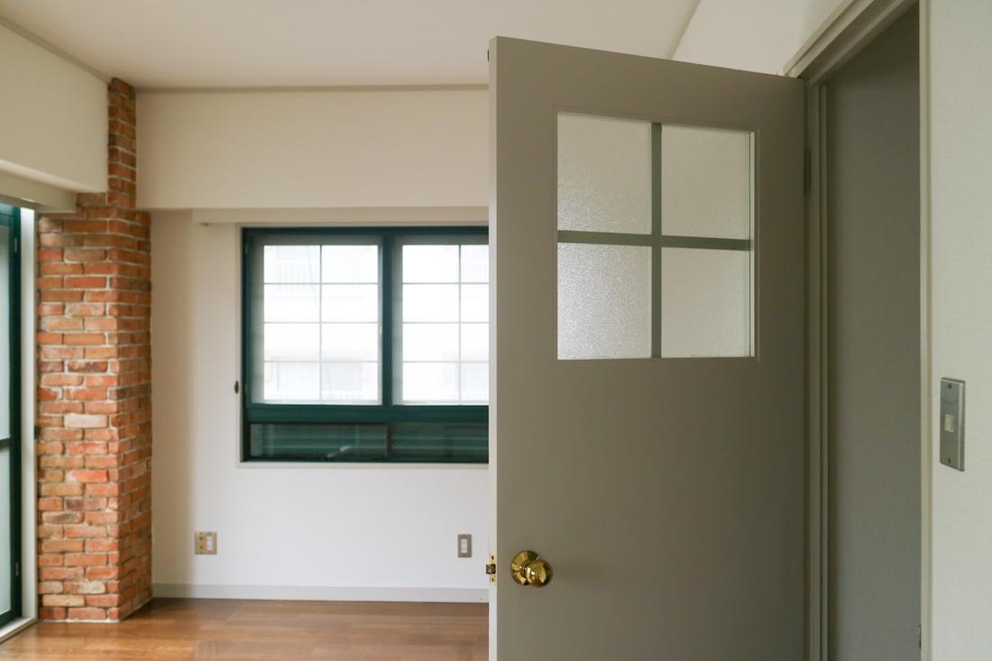 福岡市城南区鳥飼の賃貸物件/建具、ドアノブ、窓枠と一個一個がキュートです。