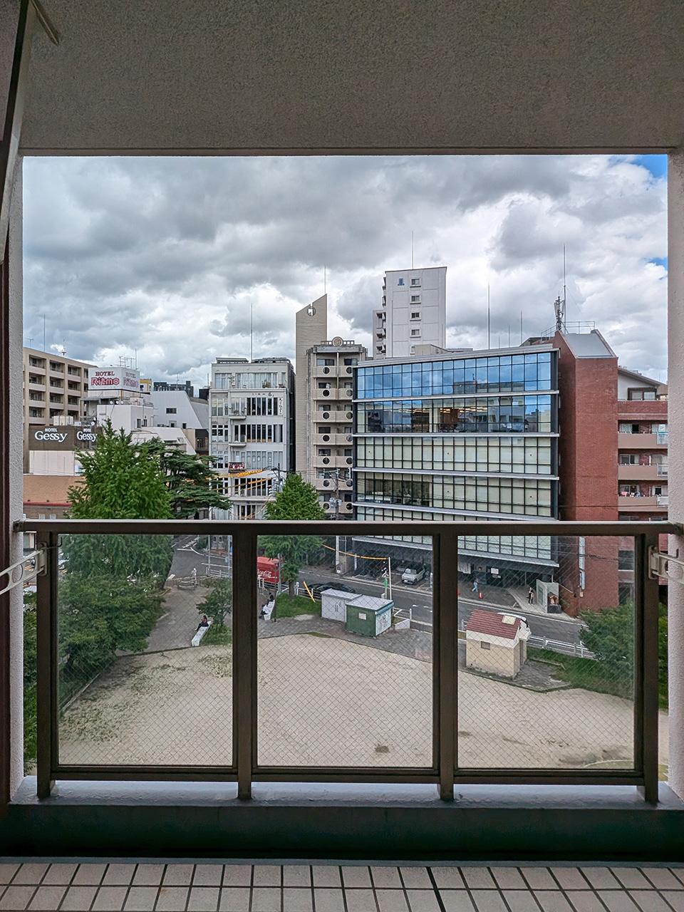 福岡市中央区今泉の賃貸物件/遮るものがない公園ビュー。残念ながら曇り空の日ですが、空の奥行き感がよくわかります。