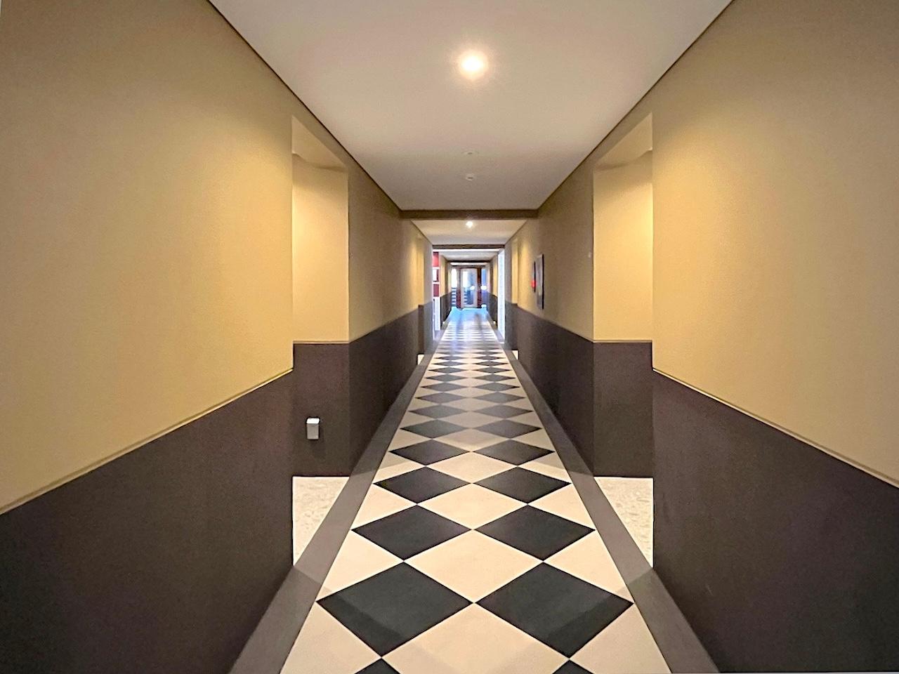 福岡市城南区飯倉の賃貸物件/華やかな共用廊下。