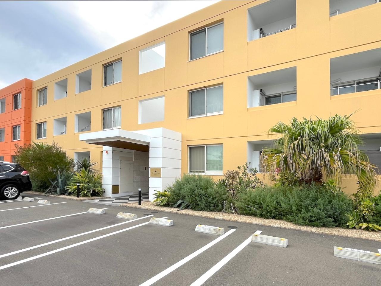 福岡市城南区飯倉の賃貸物件/建物前の植栽からリゾート感があります。