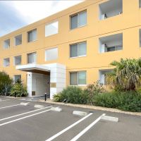 福岡市城南区飯倉の賃貸物件/建物前の植栽からリゾート感があります。