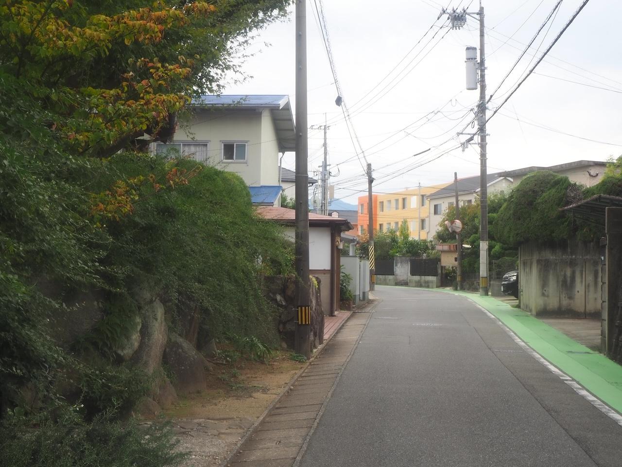 福岡市城南区飯倉の賃貸物件/閑静な住宅街に突如現れる異様な光景です。