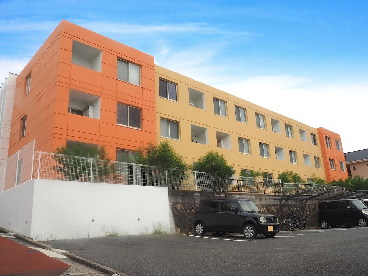 福岡市城南区飯倉の賃貸物件/正面から。鮮やかな外観です。
