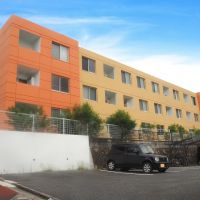 福岡市城南区飯倉の賃貸物件/正面から。鮮やかな外観です。