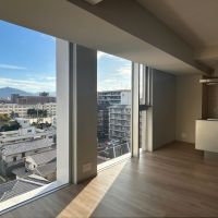 福岡市中央区今川の賃貸物件/特徴は、このハイサッシ。
窓格子も無く一瞬、窓が開いている？！と錯覚してしまいました。