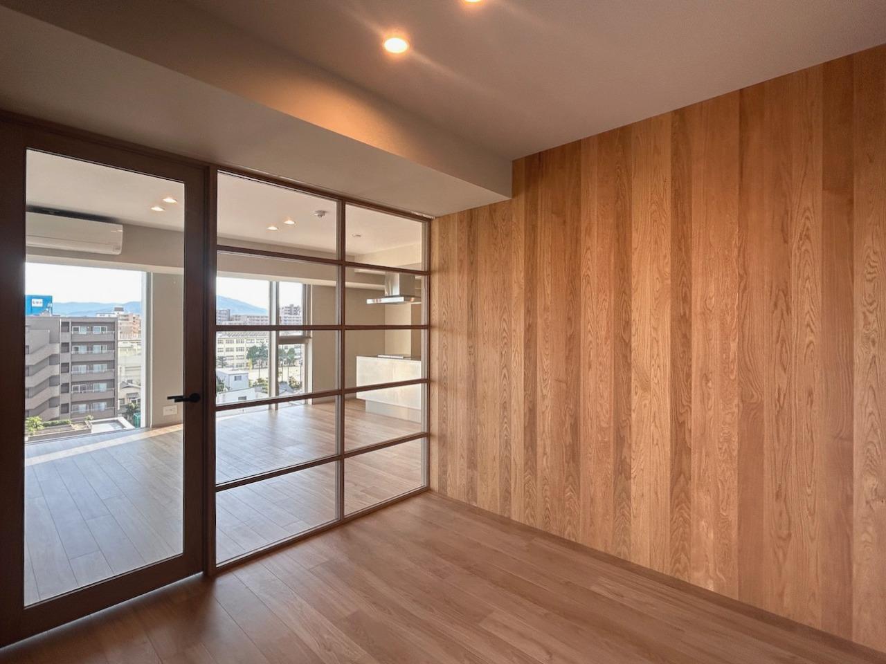 福岡市中央区今川の賃貸物件/ガラスの建具で仕切られた洋室。まるでホテルのよう。