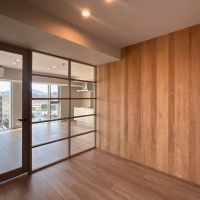 福岡市中央区今川の賃貸物件/ガラスの建具で仕切られた洋室。まるでホテルのよう。