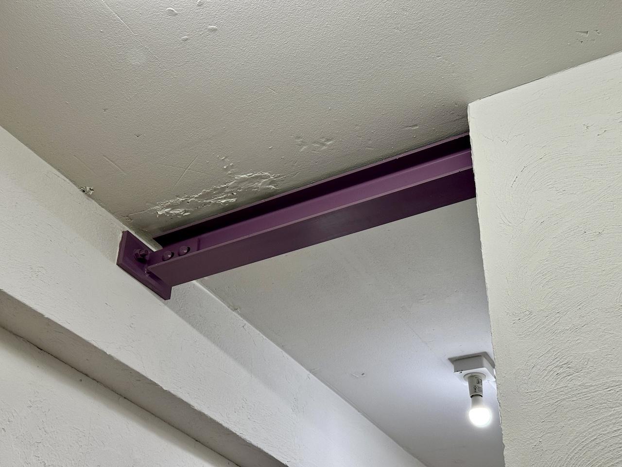 福岡市中央区天神の賃貸物件/こっそりとアクセントカラーになる鉄筋が隠れています。