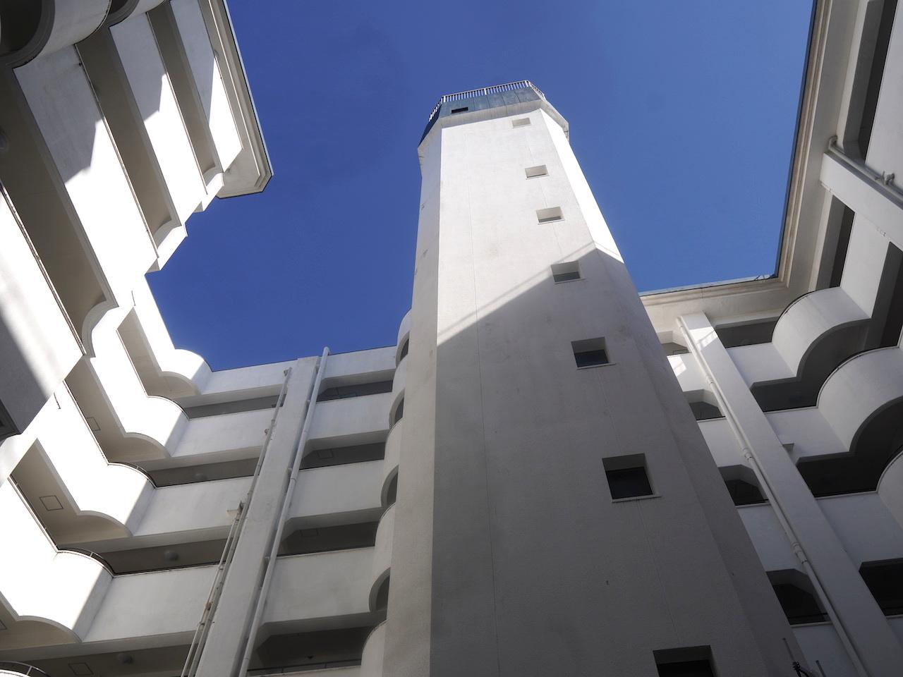 福岡市南区高宮の売買物件/青い空と白い建物。爽やかな佇まい。