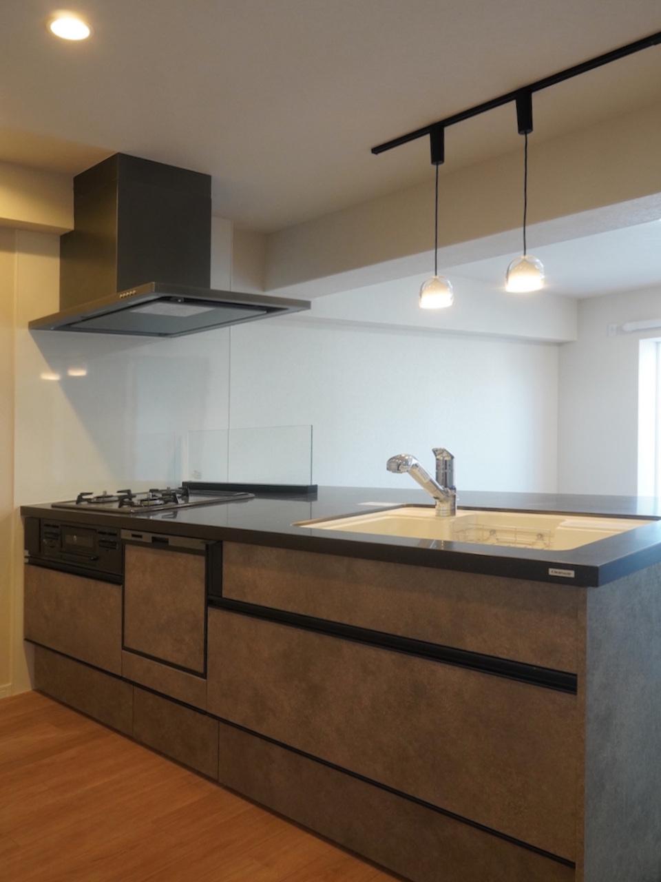 福岡市南区高宮の売買物件/キッチンはグレーで大人っぽいデザイン。