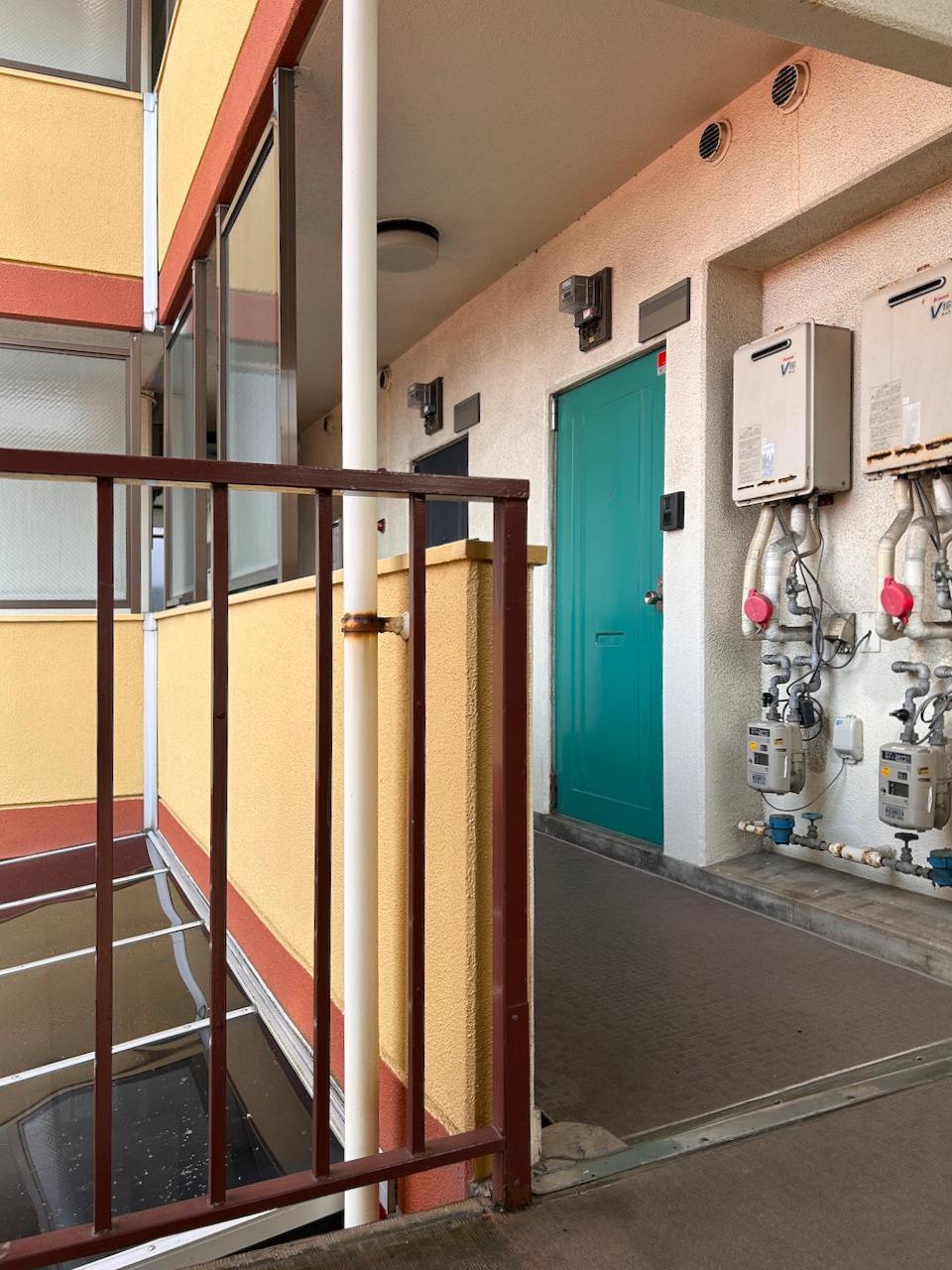 福岡市南区大楠の賃貸物件/共用部も遊び心のある色味。