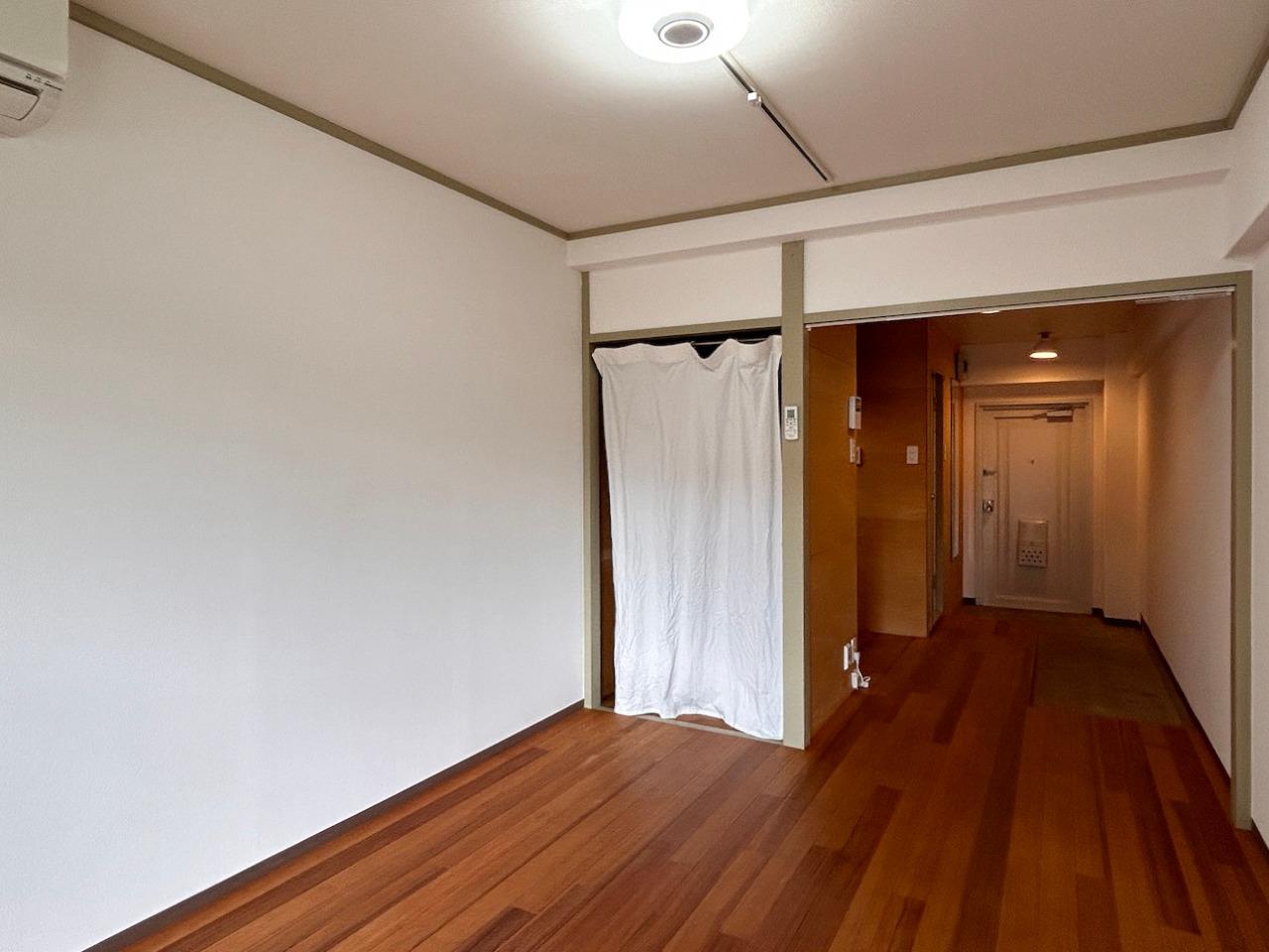福岡市南区大楠の賃貸物件/奥のカーテンが収納部分。