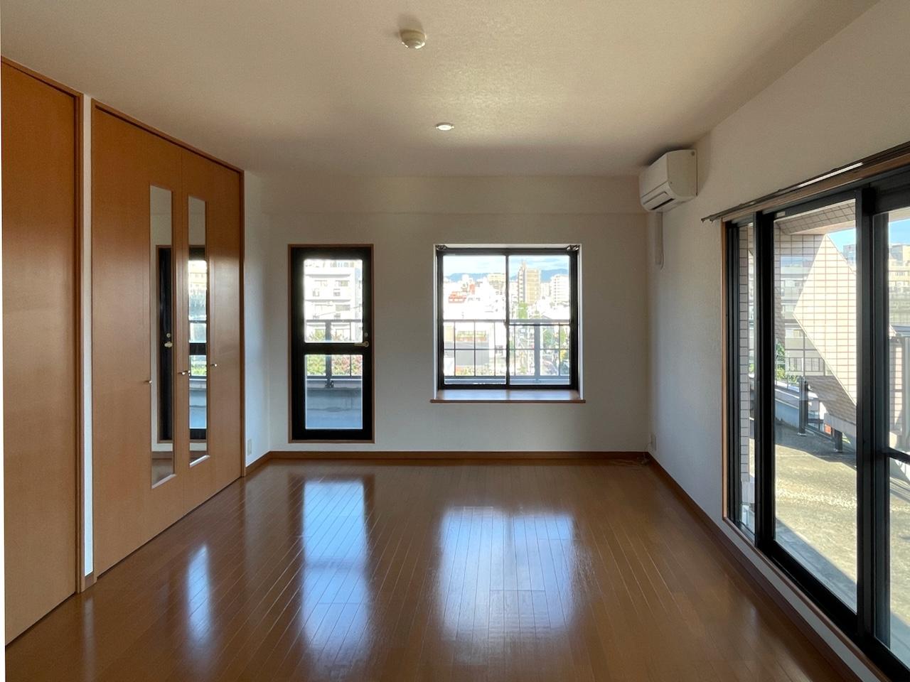 福岡市南区大楠の賃貸物件/ん？左が扉で後は窓。これは家具のレイアウトに工夫が必要だ。