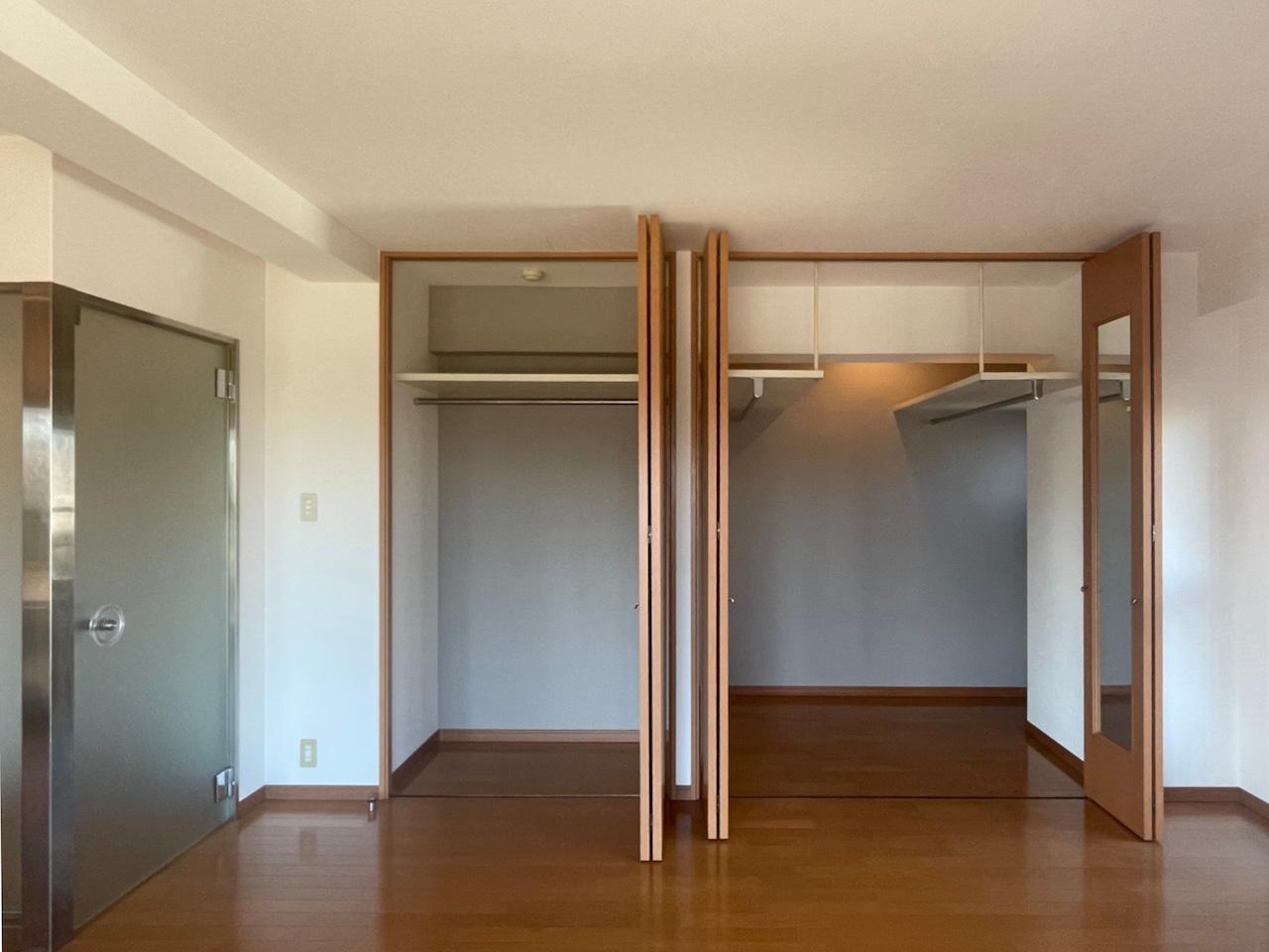 福岡市南区大楠の賃貸物件/扉を開けると、お部屋に対してかなり広い収納。