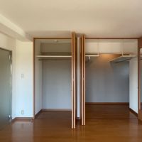 福岡市南区大楠の賃貸物件/扉を開けると、お部屋に対してかなり広い収納。