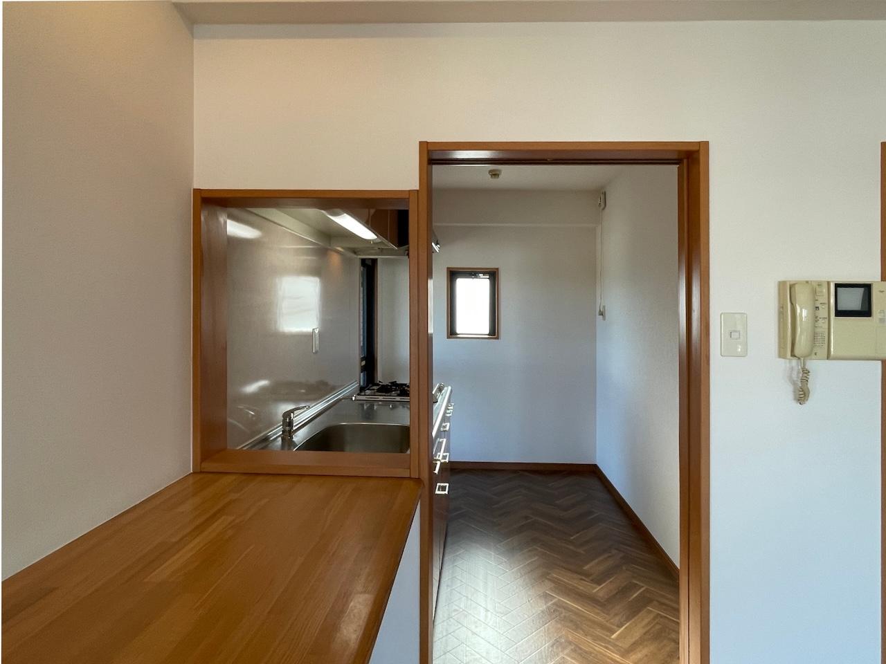 福岡市南区大楠の賃貸物件/キッチンまわり。床ヘリンボーン柄のシート。