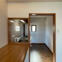 福岡市南区大楠の賃貸物件/キッチンまわり。床ヘリンボーン柄のシート。