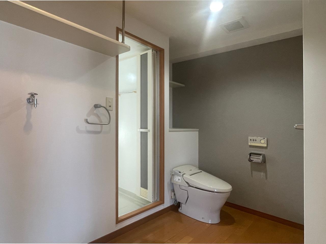 福岡市南区大楠の賃貸物件/洗面所に謎のポジショニングのトイレ